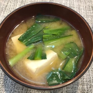 シンプルな味わい　小松菜と豆腐の味噌汁